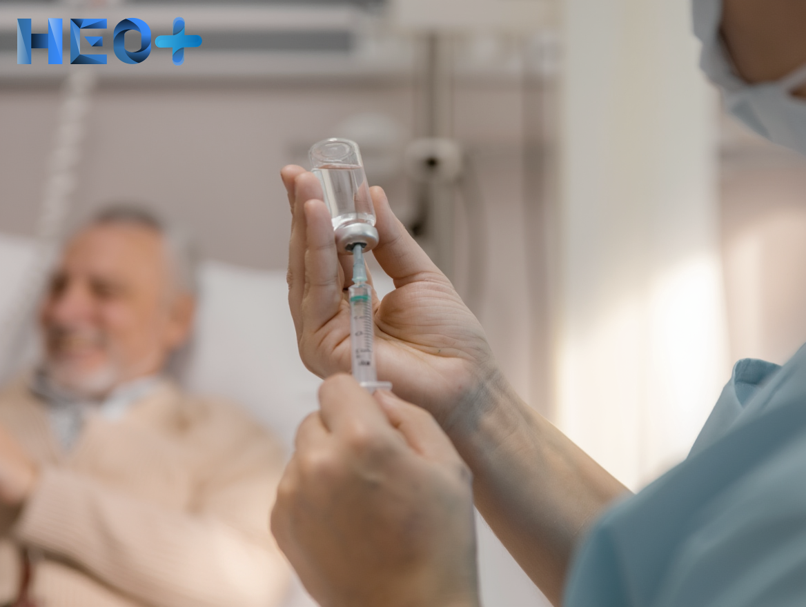 Врач нарколог вводит лекарство в шприц